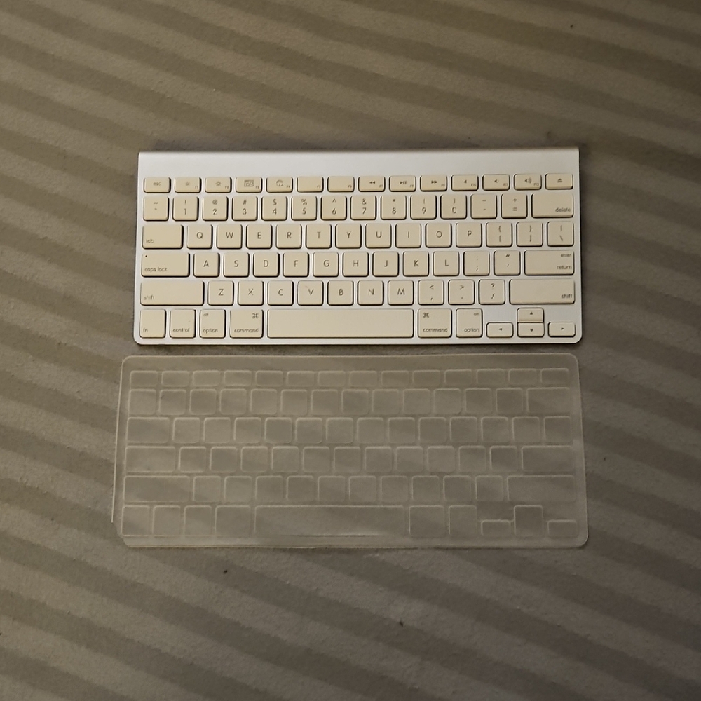 Apple Silver and White Wireless Keyboard with Cover